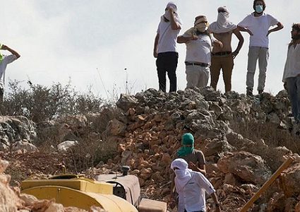 مستوطنون يجبرون المواطنين على مغادرة أراضيهم في فصايل الوسطى شمال أريحا