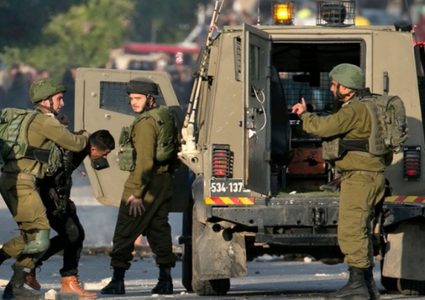 قوات الاحتلال تعتقل مواطنين شرق بيت لحم