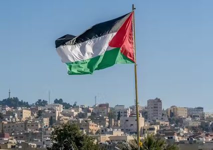 الاحتلال يجبر مواطناً على إنزال العلم الفلسطيني عن جدار مدرسة في دير استيا