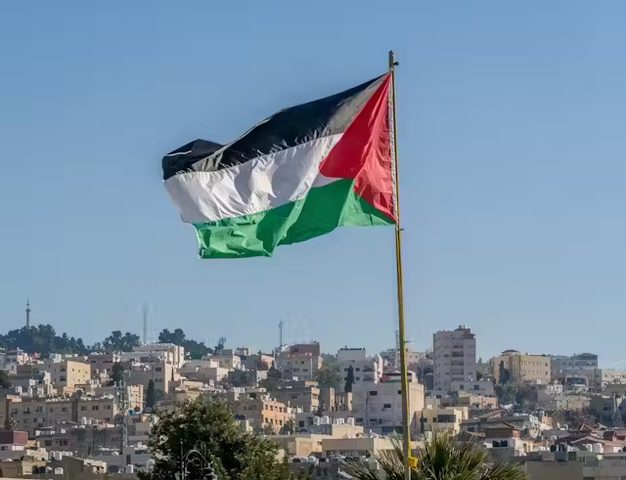 الاحتلال يجبر مواطناً على إنزال العلم الفلسطيني عن جدار مدرسة في دير استيا