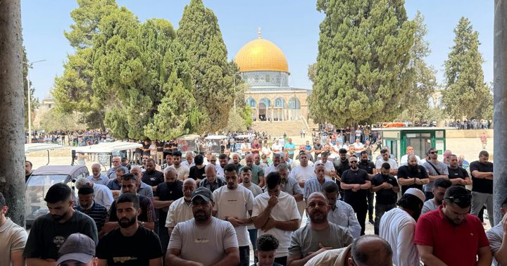 عشرات الآلاف المصلين يؤدون صلاة الجمعة في الأقصى