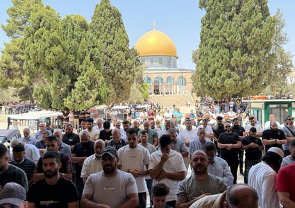 عشرات الآلاف المصلين يؤدون صلاة الجمعة في الأقصى