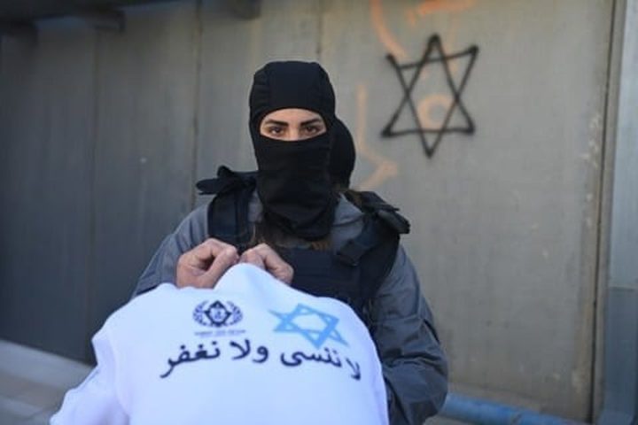 "الغارديان": إسرائيل تحتجز عشرات الفلسطينيين في سجن تحت الأرض بلا ضوء أو طعام