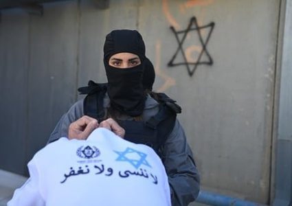 "الغارديان": إسرائيل تحتجز عشرات الفلسطينيين في سجن تحت الأرض بلا ضوء أو طعام