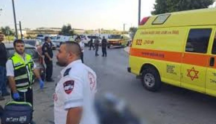 مقتل شقيقين وإصابة والدهما بجريمة إطلاق نار في الرملة