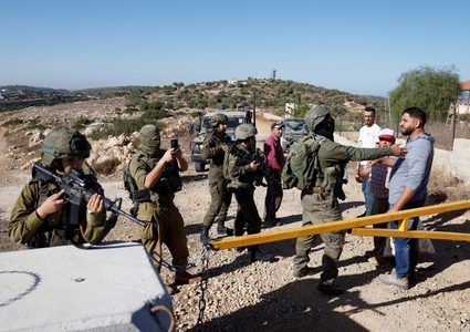 مستوطنون يعتدون على عمّال وقاطفي زيتون في بيت دقّو شمال غرب القدس