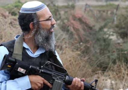 مستوطنون يقتحمون تجمع بدوي في جبع ويصيبون 7 مواطنين بجروح