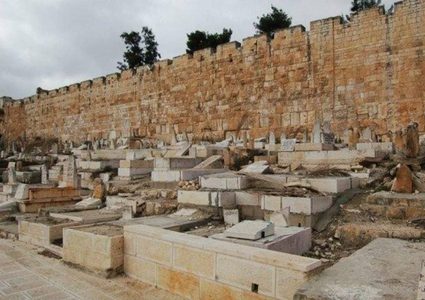 مستوطنون يحطمون قبورا في مقبرة باب الرحمة قرب المسجد الأقصى