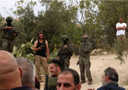 مستوطنون يهدمون خيمة ويعتدون على أراضي زراعية بالأغوار