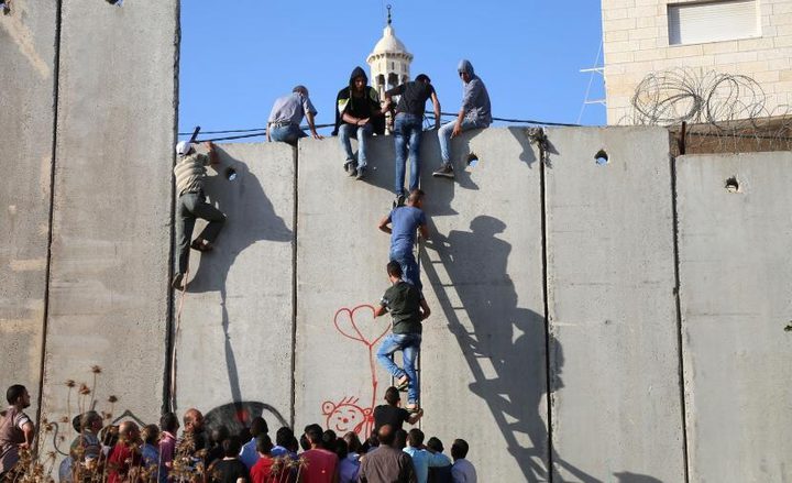 إصابة عامل بجروح متوسطة بعد سقوطه عن جدار الفصل العنصري في الرام