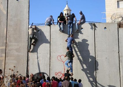 إصابة عامل بجروح متوسطة بعد سقوطه عن جدار الفصل العنصري في الرام