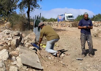 مستوطنون يواصلون تسييج آلاف الدونمات من أراضي الأغوار الشمالية