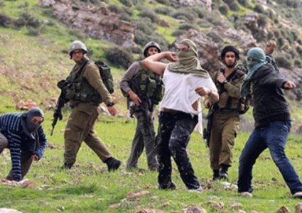 إصابة شاب في هجوم للمستوطنين على بلدة سنجل شمال رام الله