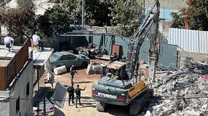 الاحتلال يُخطر بهدم منازل وأراضٍ وإخلائها في قلنديا لإقامة مصنع لحرق النفايات