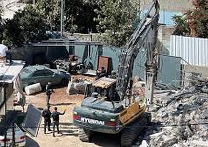 الاحتلال يُخطر بهدم منازل وأراضٍ وإخلائها في قلنديا لإقامة مصنع لحرق النفايات