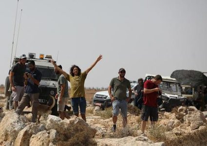 مستوطنون يسرقون معدات ثروة حيوانية ويحرثون أراض في الأغوار الشمالية