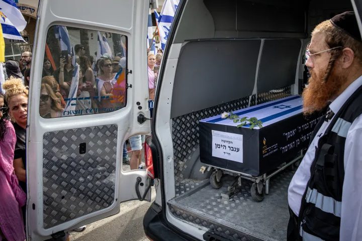 تسليم جثة جندي إسرائيلي اليوم واستئناف البحث عن جثث الجنود في غزة