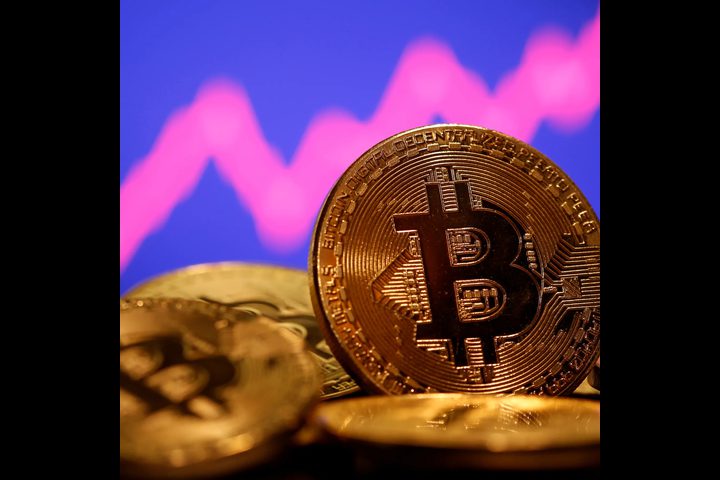 هزة سوق العملات المشفرة: بيتكوين يتراجع بشكل حاد