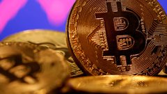 هزة سوق العملات المشفرة: بيتكوين يتراجع بشكل حاد