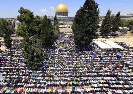 عشرات الآلاف المصلين يؤدون صلاة الجمعة في الأقصى