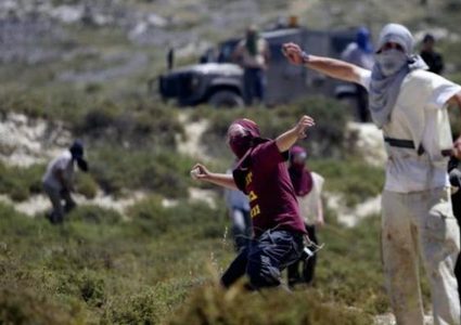 مستوطنون يعتدون على مواطن شرق نابلس