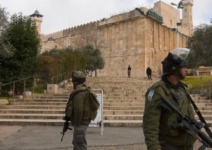 سلطات الاحتلال الإسرائيلي تغلق الحرم الإبراهيمي الشريف وتحكم السيطرة على البلدة
