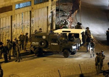 الاحتلال يداهم عددا من المحلات التجارية في بلدة كفر عقب