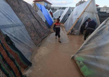 غارات للاحتلال جنوبي غزة.. وغزارة الأمطار تفاقم معاناة النازحين