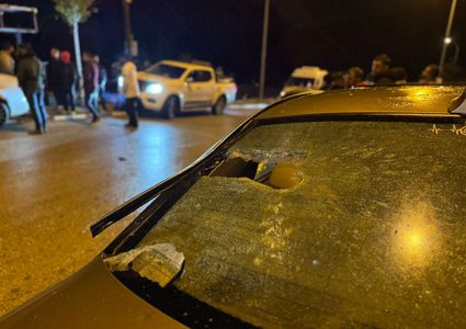 مستوطنون يهاجمون بلدة سنجل ويكسرون ثلاث مركبات