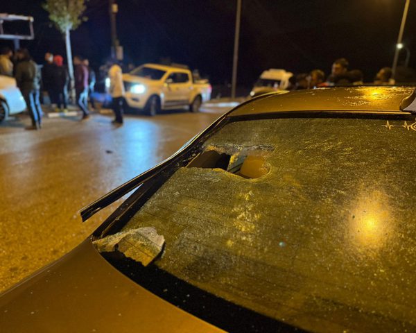 مستوطنون يهاجمون بلدة سنجل ويكسرون ثلاث مركبات