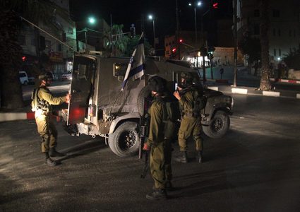 بينهم أربعة من عائلة واحدة: الاحتلال يعتقل 8 مواطنين من الخليل