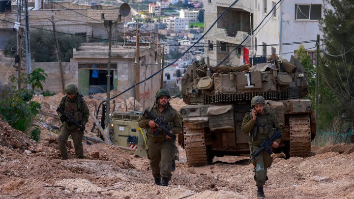 الاحتلال يشن حملة اعتقالات بالضفة تطال أسرى محررين وذوي شهداء