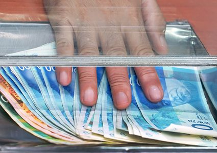 15 مليار شيكل عالقة في خزائن البنوك وسلطة النقد تبحث عن حلول