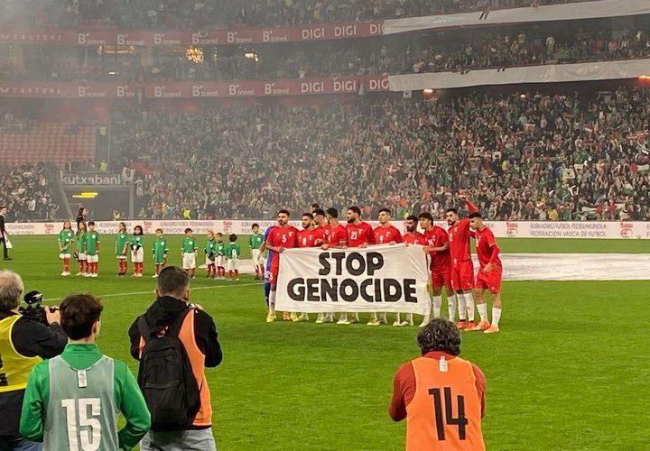 وسط حضور جماهيري كبير لدعم الشعب الفلسطيني..رفع لافتات داعمة لغزة وأعلام فلسطين، خلال افتتاح مباراة المنتخب الفلسطيني مع منتخب الباسك الإسباني.