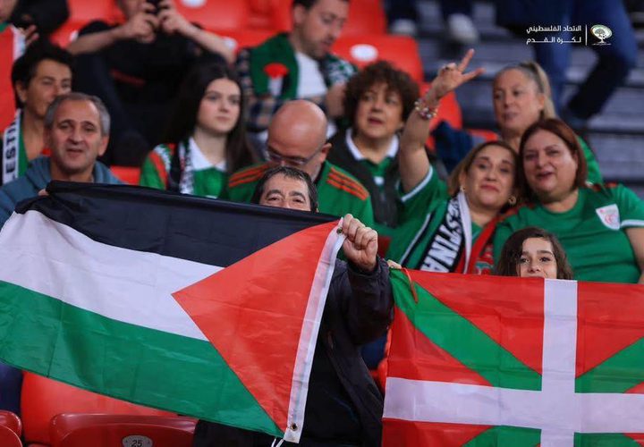 وسط حضور جماهيري كبير لدعم الشعب الفلسطيني..رفع لافتات داعمة لغزة وأعلام فلسطين، خلال افتتاح مباراة المنتخب الفلسطيني مع منتخب الباسك الإسباني.