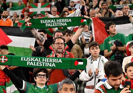 وسط حضور جماهيري كبير لدعم الشعب الفلسطيني..رفع لافتات داعمة لغزة وأعلام فلسطين، خلال افتتاح مباراة المنتخب الفلسطيني مع منتخب الباسك الإسباني.