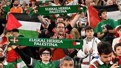 وسط حضور جماهيري كبير لدعم الشعب الفلسطيني..رفع لافتات داعمة لغزة وأعلام فلسطين، خلال افتتاح مباراة المنتخب الفلسطيني مع منتخب الباسك الإسباني.