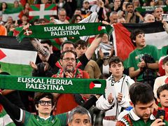 وسط حضور جماهيري كبير لدعم الشعب الفلسطيني..رفع لافتات داعمة لغزة وأعلام فلسطين، خلال افتتاح مباراة المنتخب الفلسطيني مع منتخب الباسك الإسباني.