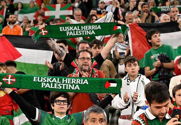 وسط حضور جماهيري كبير لدعم الشعب الفلسطيني..رفع لافتات داعمة لغزة وأعلام فلسطين، خلال افتتاح مباراة المنتخب الفلسطيني مع منتخب الباسك الإسباني.