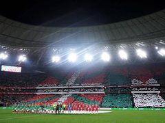وسط حضور جماهيري كبير لدعم الشعب الفلسطيني..رفع لافتات داعمة لغزة وأعلام فلسطين، خلال افتتاح مباراة المنتخب الفلسطيني مع منتخب الباسك الإسباني.