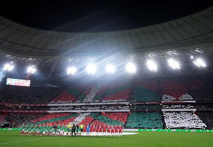 وسط حضور جماهيري كبير لدعم الشعب الفلسطيني..رفع لافتات داعمة لغزة وأعلام فلسطين، خلال افتتاح مباراة المنتخب الفلسطيني مع منتخب الباسك الإسباني.