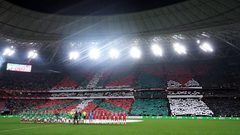 وسط حضور جماهيري كبير لدعم الشعب الفلسطيني..رفع لافتات داعمة لغزة وأعلام فلسطين، خلال افتتاح مباراة المنتخب الفلسطيني مع منتخب الباسك الإسباني.