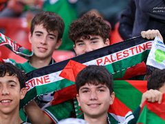 وسط حضور جماهيري كبير لدعم الشعب الفلسطيني..رفع لافتات داعمة لغزة وأعلام فلسطين، خلال افتتاح مباراة المنتخب الفلسطيني مع منتخب الباسك الإسباني.