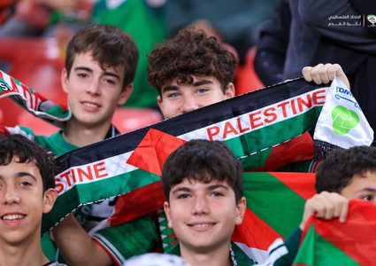 وسط حضور جماهيري كبير لدعم الشعب الفلسطيني..رفع لافتات داعمة لغزة وأعلام فلسطين، خلال افتتاح مباراة المنتخب الفلسطيني مع منتخب الباسك الإسباني.