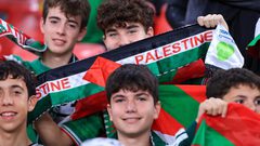 وسط حضور جماهيري كبير لدعم الشعب الفلسطيني..رفع لافتات داعمة لغزة وأعلام فلسطين، خلال افتتاح مباراة المنتخب الفلسطيني مع منتخب الباسك الإسباني.