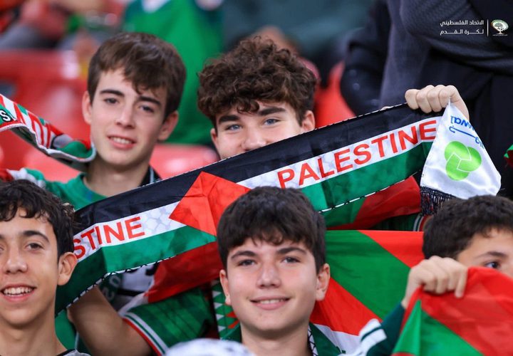 وسط حضور جماهيري كبير لدعم الشعب الفلسطيني..رفع لافتات داعمة لغزة وأعلام فلسطين، خلال افتتاح مباراة المنتخب الفلسطيني مع منتخب الباسك الإسباني.