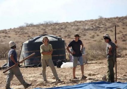 مستوطنون يهاجمون تجمعاً بدويا قرب الخان الأحمر شرق القدس