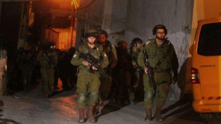 الاحتلال يعتقل ثلاثة مواطنين من مخيم بلاطة