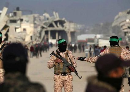 القسام يسلم الصليب الأحمر بقايا ومتعلقات عثر عليها شرق غزة