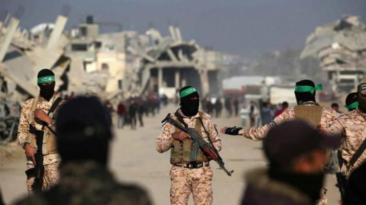 القسام يسلم الصليب الأحمر بقايا ومتعلقات عثر عليها شرق غزة